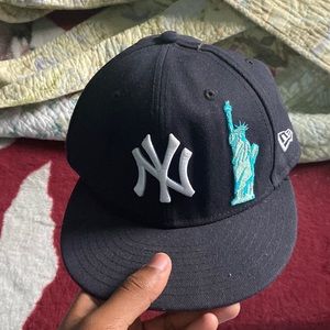 Ny fitted hat with Statue of Liberty on it